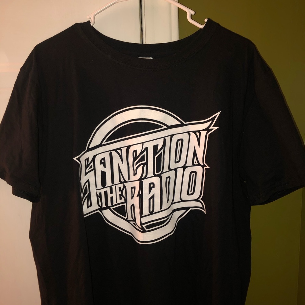 🐧 | Black and White Graphic Tee